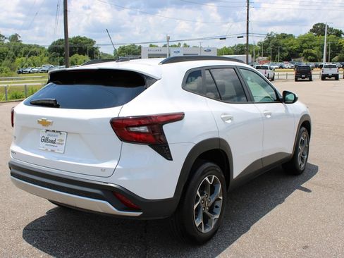 Used 2025 Chevrolet Trax LT FWD image 13