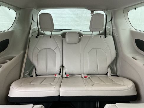 Used 2018 Chrysler Pacifica Touring-L FWD image 24