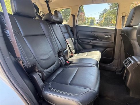 Used 2020 Mitsubishi Outlander FWD image 23