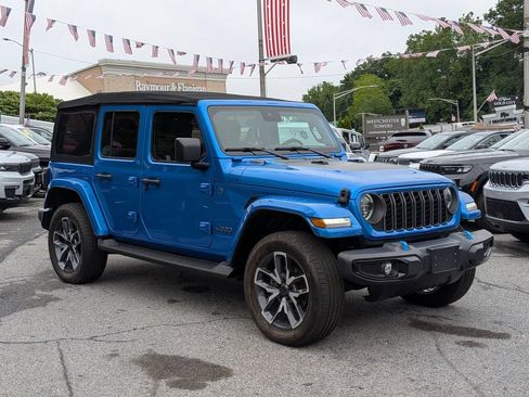 Used 2024 Jeep Wrangler Unlimited w/ Convenience Group AWD/4WD image 4