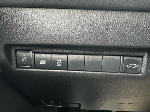 Used 2024 Toyota Venza XLE AWD/4WD image 12