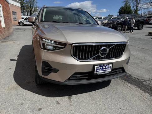 Used 2024 Volvo XC40 B5 Plus AWD/4WD image 3