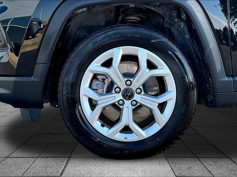 Used 2025 Jeep Compass Latitude w/ Sun & Sound Group AWD/4WD image 37