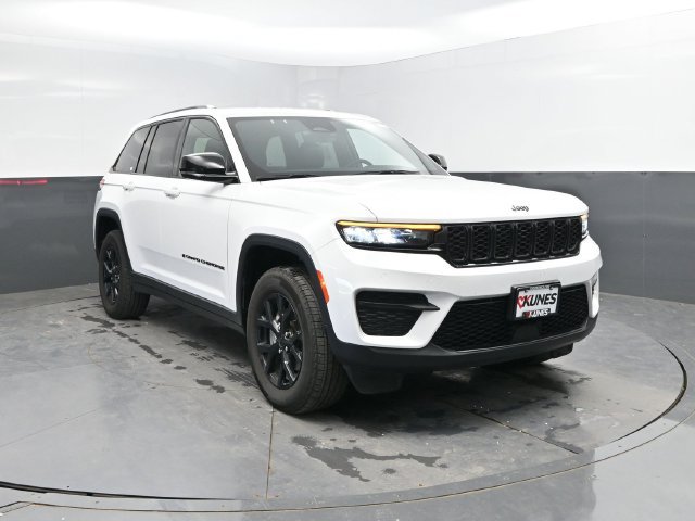 Used 2025 Jeep Grand Cherokee Altitude AWD/4WD image 4