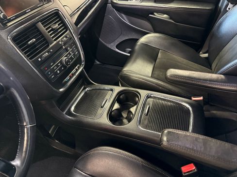 Used 2019 Dodge Grand Caravan SXT image 15