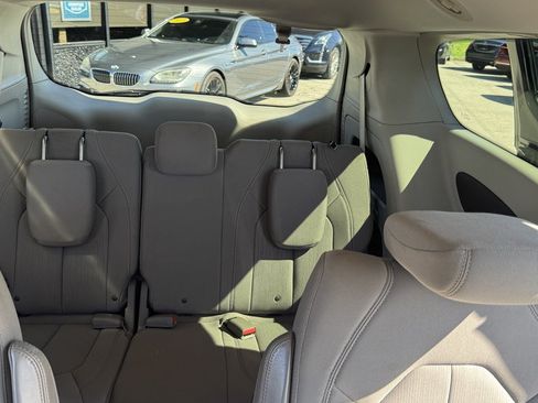 Used 2017 Chrysler Pacifica LX FWD image 23