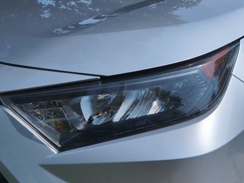 Used 2021 Toyota RAV4 LE AWD/4WD image 6