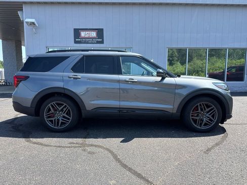 Used 2025 Ford Explorer ST AWD/4WD image 2