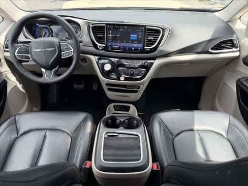 Used 2023 Chrysler Pacifica Touring-L FWD image 15
