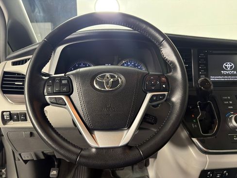Used 2019 Toyota Sienna XLE w/ XLE Navigation Package FWD image 12