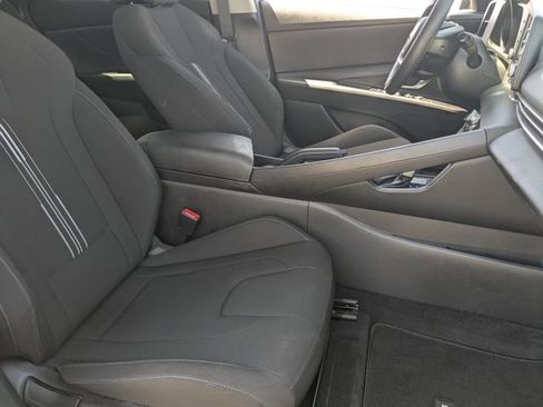Used 2022 Hyundai Elantra SEL w/ Preferred Accessory Package FWD image 10