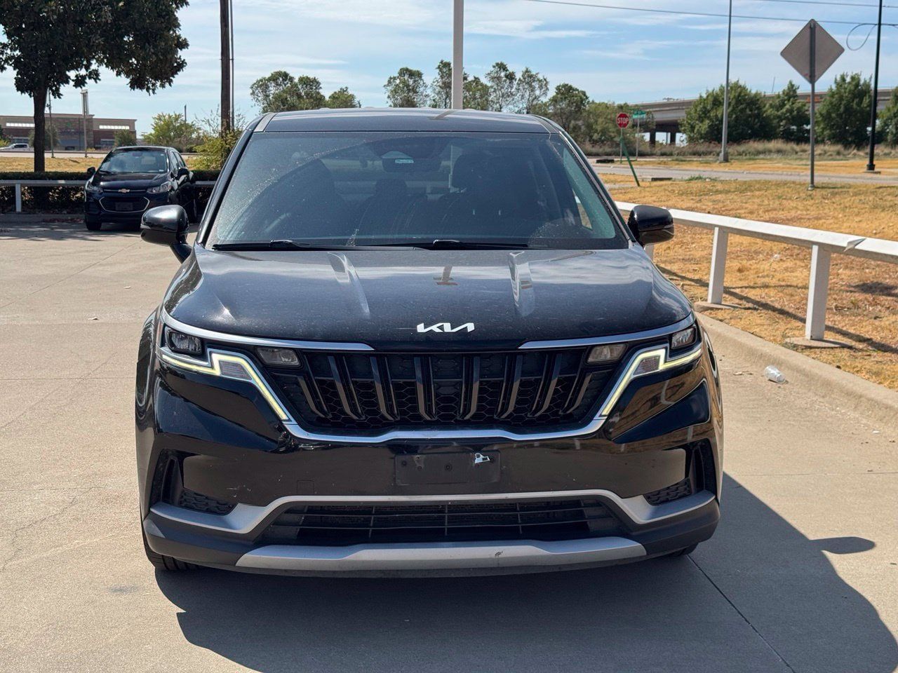 Used 2022 Kia Carnival LX FWD image 2