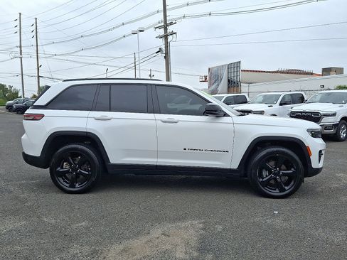 Used 2023 Jeep Grand Cherokee Altitude image 8