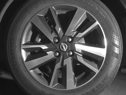 Used 2025 Nissan Versa SV FWD image 12