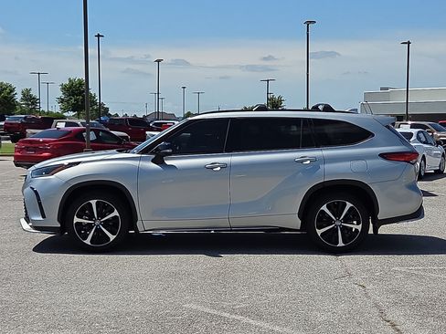 Used 2021 Toyota Highlander XSE FWD image 3