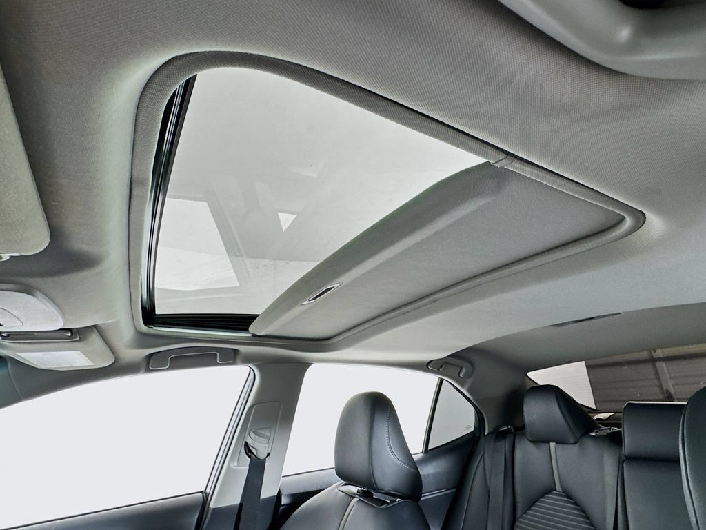 Used 2018 Toyota Camry SE w/ Moonroof Package FWD image 13