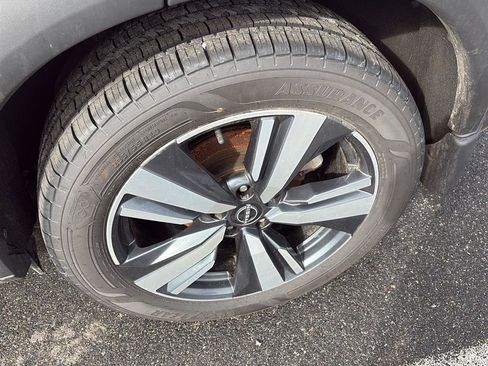 Used 2023 Nissan Rogue SL w/ SL Premium Package image 3