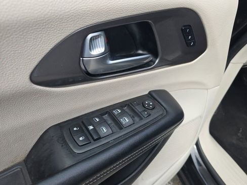 Used 2022 Chrysler Pacifica Touring-L image 12