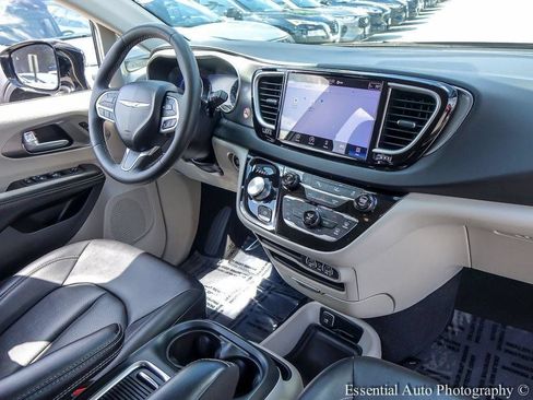 Used 2024 Chrysler Pacifica Touring-L FWD image 24