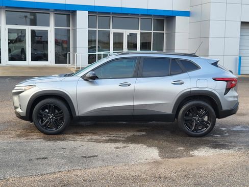 Used 2025 Chevrolet Trax ACTIV w/ Sunroof Package image 2