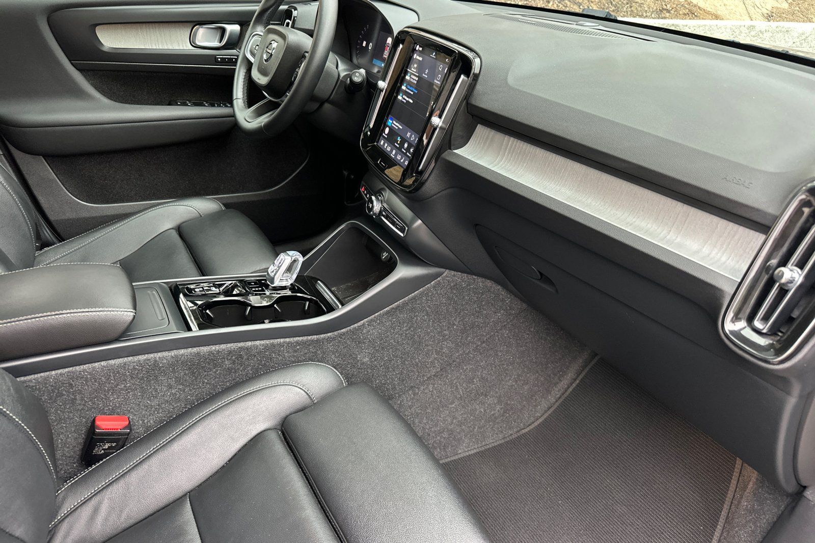 Certified 2024 Volvo XC40 B5 Plus w/ Climate Package AWD/4WD image 18
