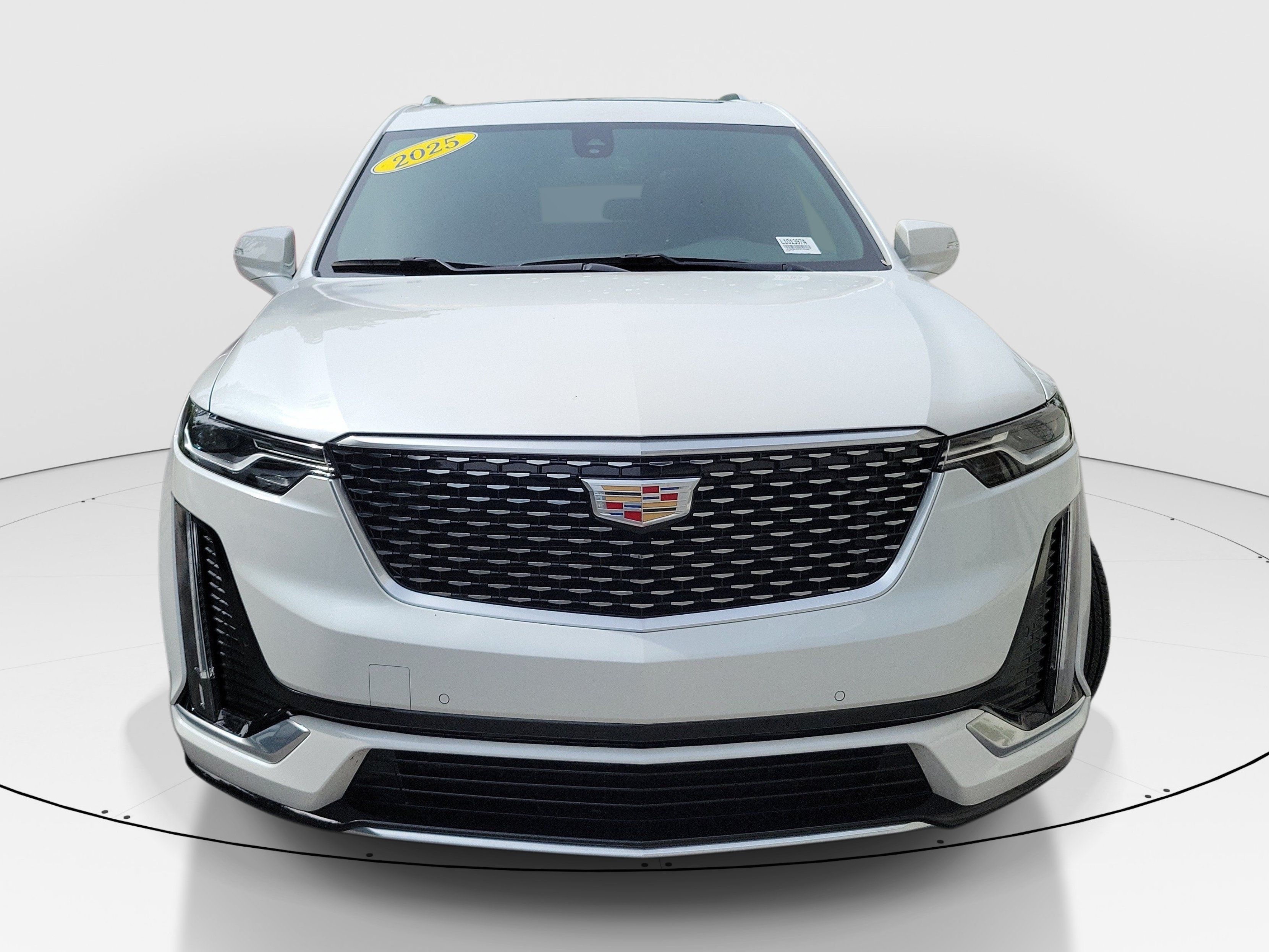 Used 2025 Cadillac XT6 Luxury FWD image 2