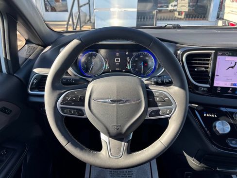 Used 2025 Chrysler Pacifica Select FWD image 19