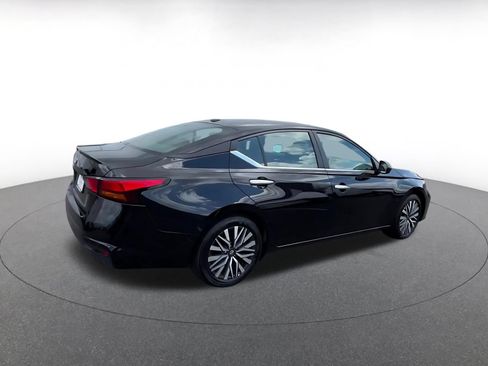 Used 2025 Nissan Altima 2.5 SV FWD image 13