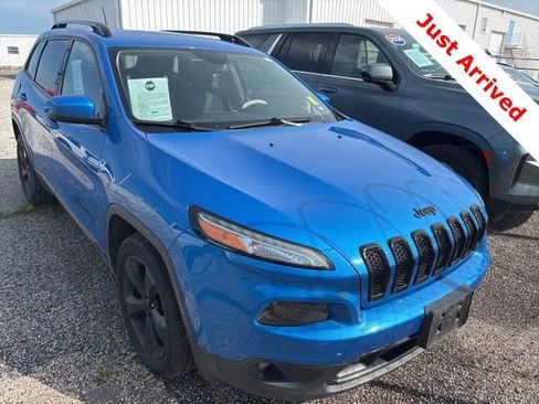 Used 2018 Jeep Cherokee Latitude w/ Altitude Package FWD image 5