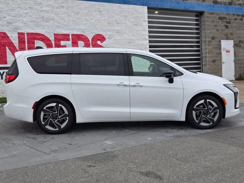 New 2027 Chrysler Pacifica Limited w/ Family Tech Group FWD image 8