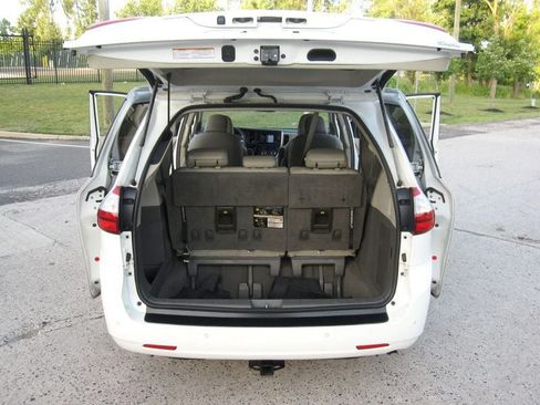 Used 2019 Toyota Sienna XLE w/ XLE Navigation Package AWD/4WD image 32