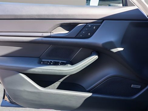 Used 2022 Porsche Taycan image 21