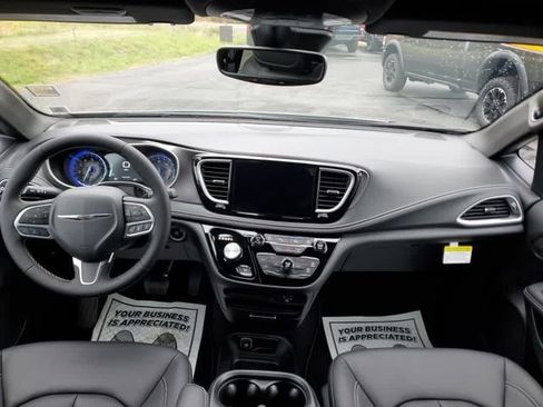 New 2026 Chrysler Pacifica Select AWD/4WD image 16