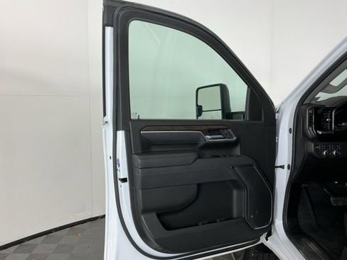 Used 2025 GMC Sierra 3500 SLT w/ X31 Off-Road Package image 12
