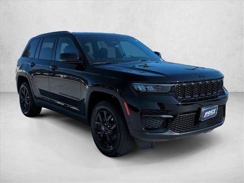Used 2025 Jeep Grand Cherokee Altitude RWD image 3