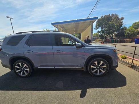 Used 2025 Honda Pilot Touring image 5
