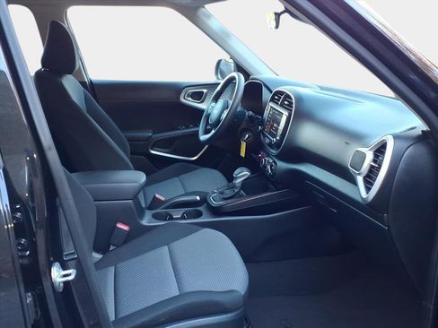 Used 2023 Kia Soul LX image 7