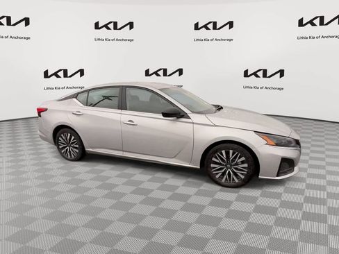 Used 2024 Nissan Altima 2.5 SV FWD image 9