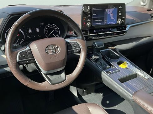 Used 2021 Toyota Sienna Platinum image 34