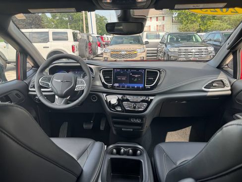 Used 2025 Chrysler Pacifica Select AWD/4WD image 21