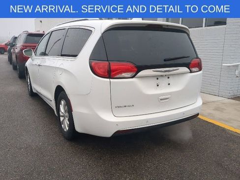 Used 2018 Chrysler Pacifica Touring-L image 4