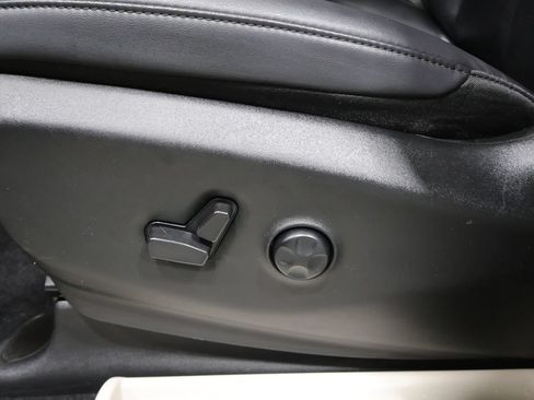 Used 2024 Chrysler Pacifica Touring-L FWD image 17