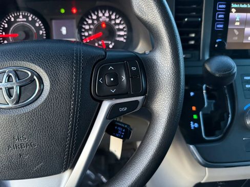 Used 2017 Toyota Sienna LE AWD/4WD image 18