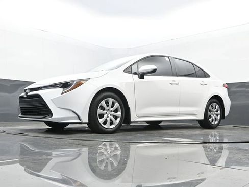 Used 2025 Toyota Corolla LE image 27