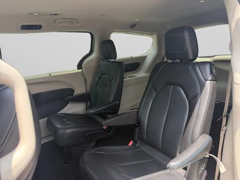 Used 2021 Chrysler Pacifica Touring-L FWD image 25
