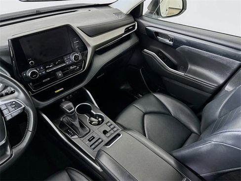 Used 2023 Toyota Highlander XLE image 31
