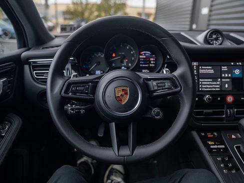 Certified 2026 Porsche Macan AWD/4WD image 6