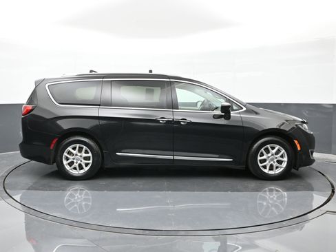 Used 2020 Chrysler Pacifica Touring-L image 9