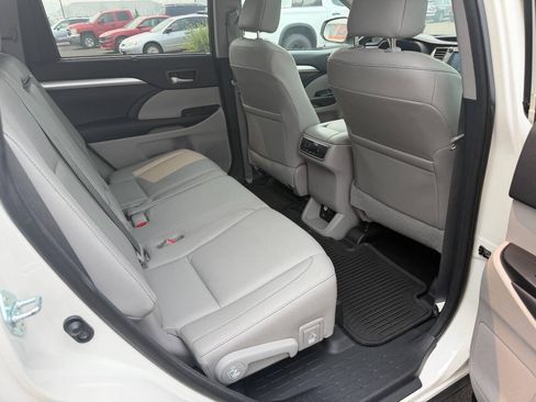 Used 2015 Toyota Highlander XLE AWD/4WD image 16