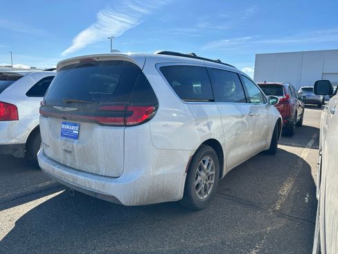 Used 2022 Chrysler Pacifica Touring-L image 3